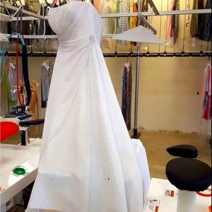 Wedding Dress. Color- Diamond White. Size: 8